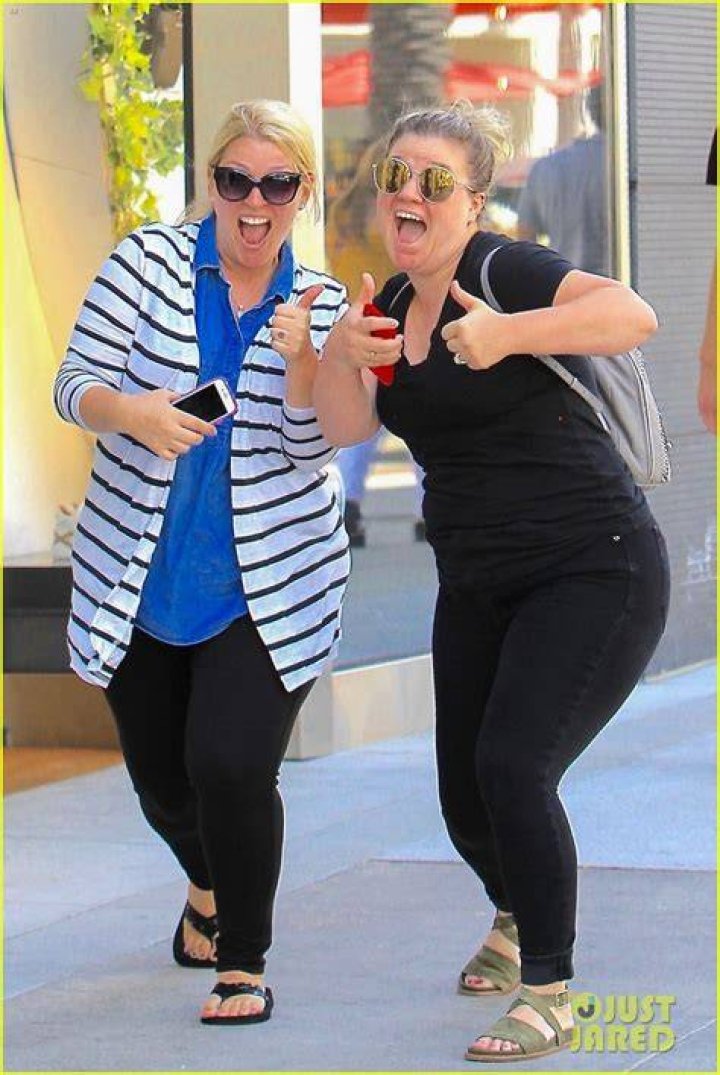 Kelly Clarkson Has Fun with Photographers in Beverly Hills! Photo
