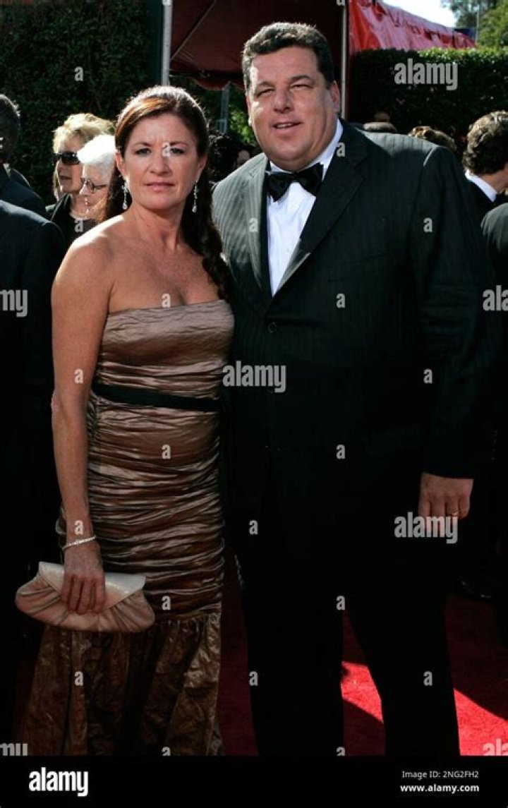 Steve Schirripa and wife arrive for the November 19, 2004 New York